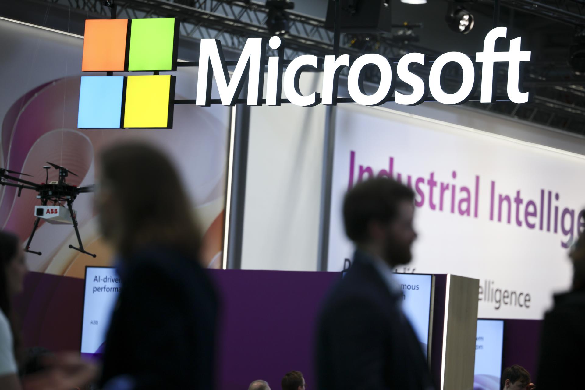 Fotografía de archivo que muestra el logotipo de Microsoft en un stand de la Feria de Hannover 2026 (Hannover Messe), en Hannover (Alemania). EFE/ Hannibal Hanschke
