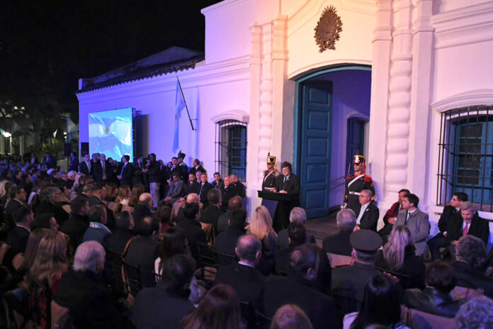 Fotografía cedida por la Presidencia de Argentina que muestra al mandatario Javier Milei hablando durante el 210º aniversario de la independencia de Argentina este jueves, en la Casa Histórica de la Independencia en San Miguel de Tucumán (Argentina). EFE/ Presidencia de Argentina
