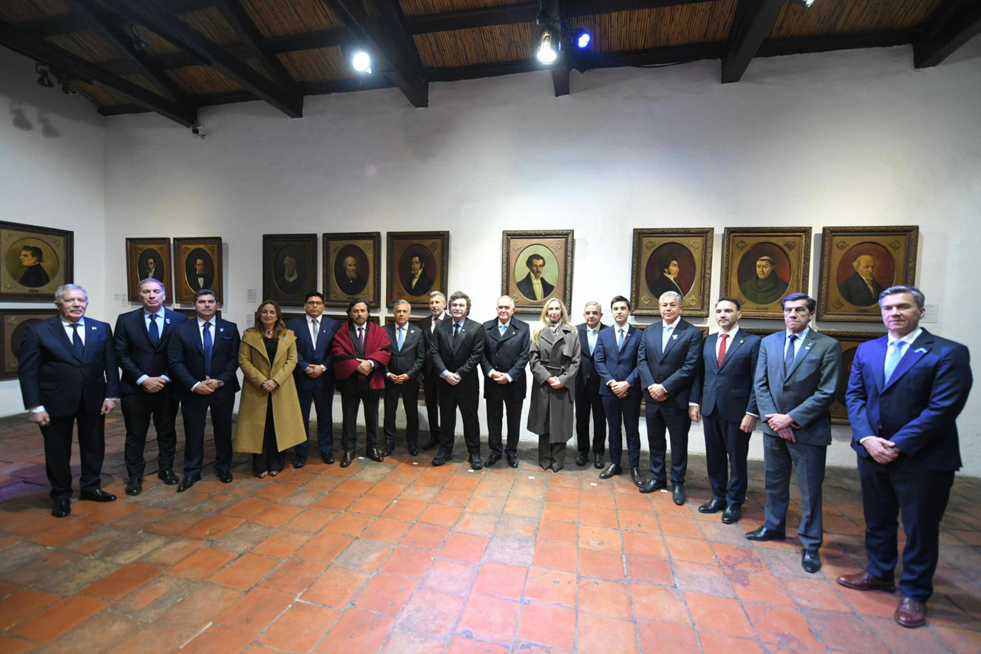 Fotografía cedida por la Presidencia de Argentina que muestra al mandatario Javier Milei (c) posando junto a la secretaria general de la Presidencia, Karina Milei; el jefe de Gabinete, Diego Santilli; y los gobernadores provinciales este jueves, en la Casa Histórica de la Independencia en San Miguel de Tucumán (Argentina). EFE/ Presidencia de Argentina
