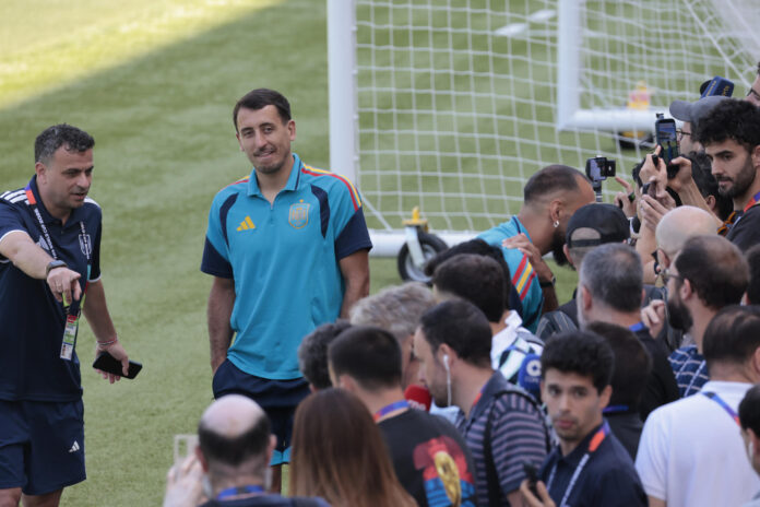 El delantero Mikel Oyarzabal atiende a la prensa antes del entrenamiento de la selección española de fútbol, este jueves en Los Ángeles, en la víspera del partido de cuartos de final del Mundial 2026 que le enfrenta a Bélgica. EFE/ Lavandeira Jr
