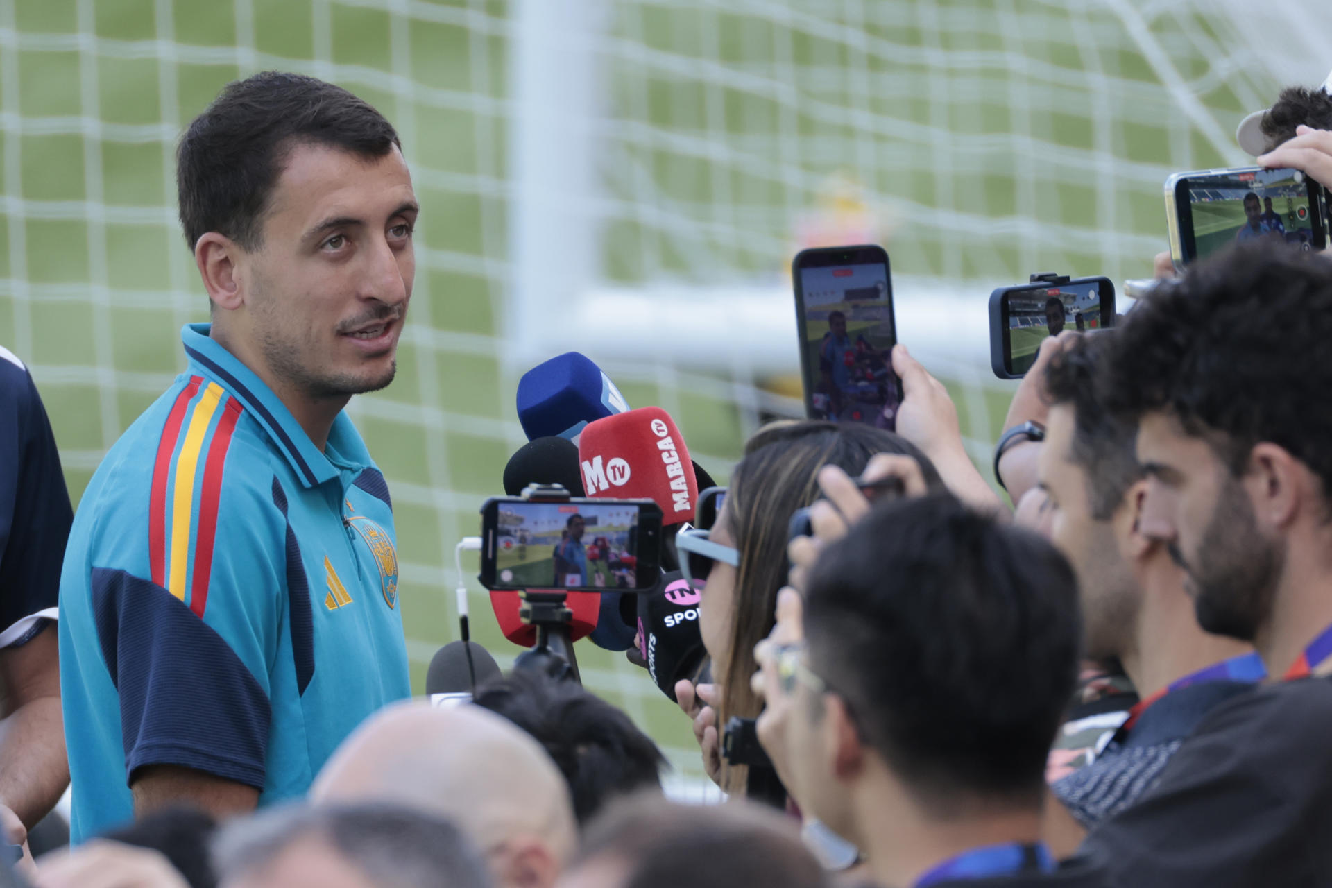 El delantero Mikel Oyarzabal atiende a la prensa antes del entrenamiento de la selección española de fútbol, este jueves en Los Ángeles, en la víspera del partido de cuartos de final del Mundial 2026 que le enfrenta a Bélgica. EFE/ Lavandeira Jr
