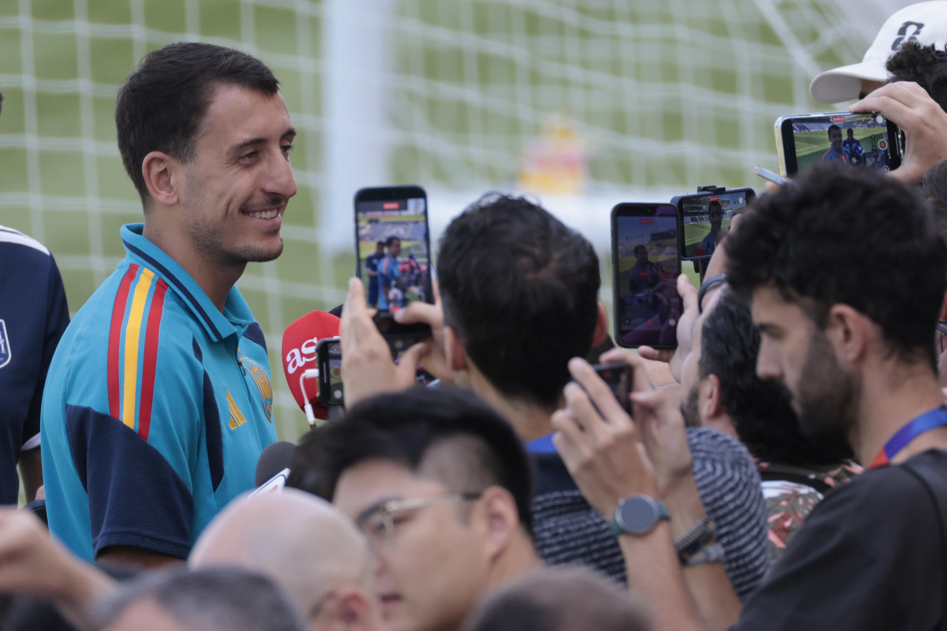 El delantero Mikel Oyarzabal atiende a la prensa antes del entrenamiento de la selección española de fútbol, este jueves en Los Ángeles, en la víspera del partido de cuartos de final del Mundial 2026 que le enfrenta a Bélgica. EFE/ Lavandeira Jr
