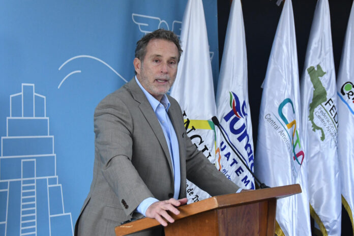 El director del Instituto Guatemalteco de Turismo, Harris Whitbeck, habla durante la presentación de la feria Centroamérica Travel Market Guatemala 2026 este jueves, en Ciudad de Guatemala (Guatemala). EFE/Alex Cruz
