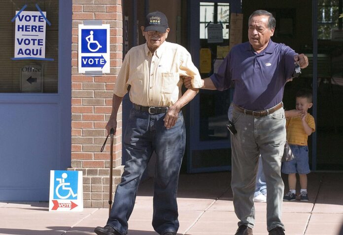 Fotografía de archivo en la que se registró a un par de ciudadanos al salir de un centro de votación en Tucson (Arizona, EE.UU.). EFE/Gary Williams
