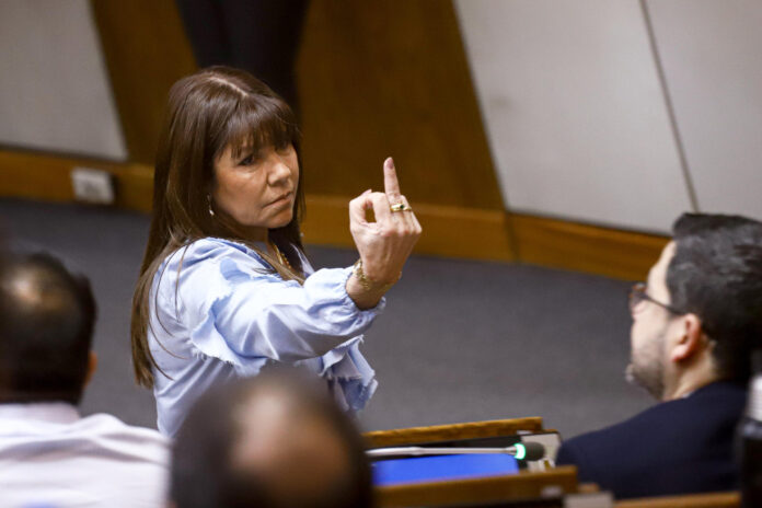 Fotografía de archivo, en la que se captó a la senadora paraguaya Celeste Amarilla (2i), al hacer con su mano derecha un gesto grosero, durante una sesión plenaria en la Cámara de Diputados, en Asunción (Paraguay). EFE/Nathalia Aguilar
