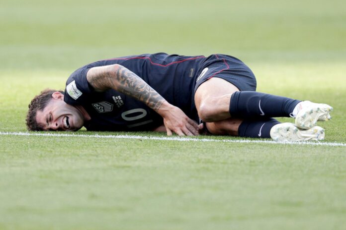 Christian Pulisic, jugador de la selección de Estados Unidos, al momento de su lesión en el juego ante Bélgica. EFE/EPA/CHRISTOPHER TORRES
