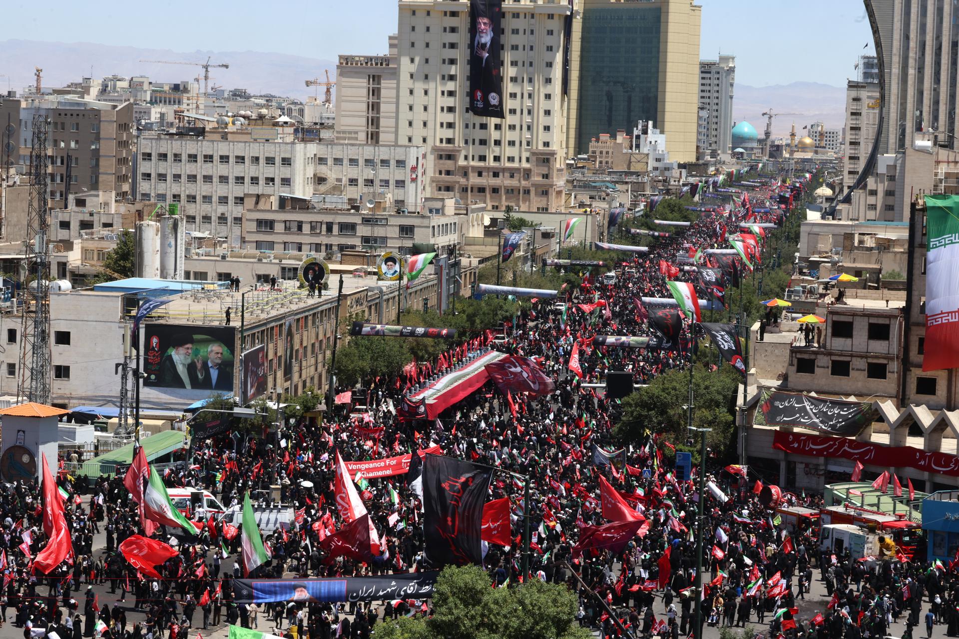 Cientos de miles de personas participan este jueves en la procesión funeraria del asesinado líder supremo de Irán Alí Jameneí en la ciudad de Mashad, donde será enterrado tras una semana de multitudinarios funerales en cinco ciudades iraníes e iraquíes. EFE/STRINGER RESTRICTIONS: NO Access Israel Media/Persian Language TV Stations Outside Iran/Strictly No Access BBC Persian/VOA Persian/Manoto TV/Iran International TV. (As mandated by Iran's Directorate General for Foreign Media) --
