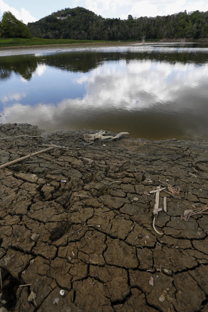 Fotografía de archivo del lago Carraizo tras haber bajado considerablemente su nivel del agua. EFE/Thais Llorca
