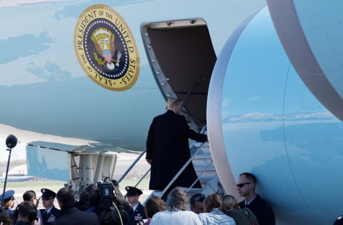 Fotografía de archivo en la que se captó al presidente de Estados Unidos, Donald J. Trump, al abordar el avión presidencial Air Force One, en Maryland (EE.UU.). EFE/Olivier Douliery/Pool
