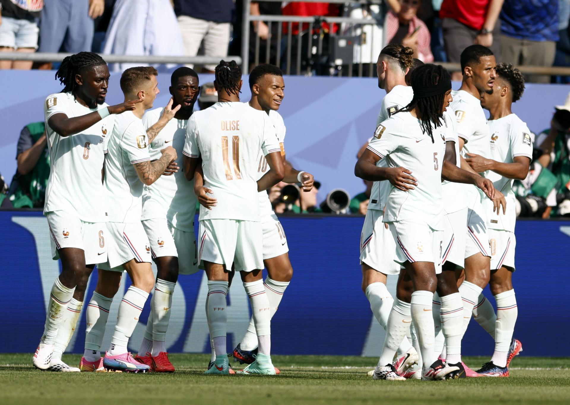 Kylian Mbappé, de Francia, celebra con sus compañeros tras marcar el 1-0 durante el partido de cuartos de final del Mundial de la FIFA 2026. EFE/EPA/WILL OLIVER
