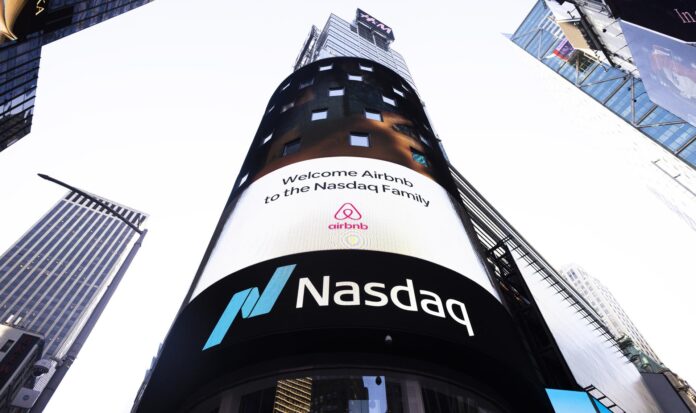 Fotografía de archivo en la que se captó un logo de la compañía de alquileres turísticos Airbnb en el edificio sede del indicador bursátil tecnológico Nasdaq, en Nueva York (NY, EE.UU.). EFE/Justin Lane
