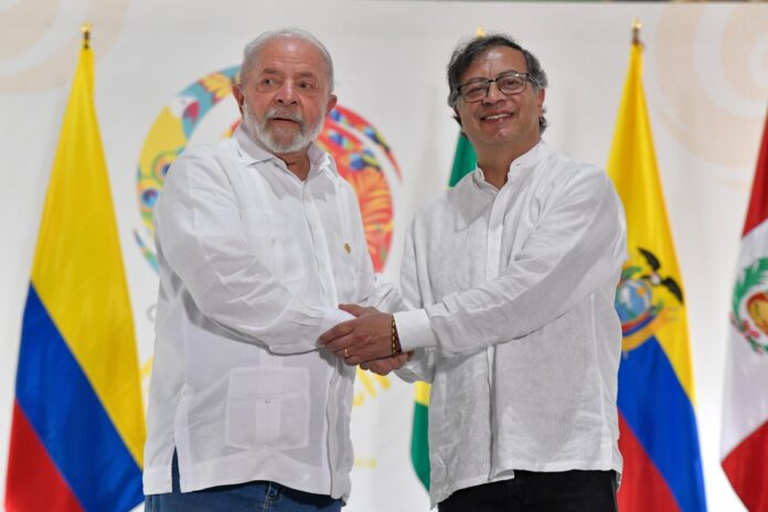 Fotografía de archivo, tomada el 8 de julio de 2023, en la que se captó al presidente de Colombia, Gustavo Petro (i) al saludar a su homólogo de Brasil, Luiz Inácio Lula da Silva (i), en Leticia (Colombia). EFE/Str
