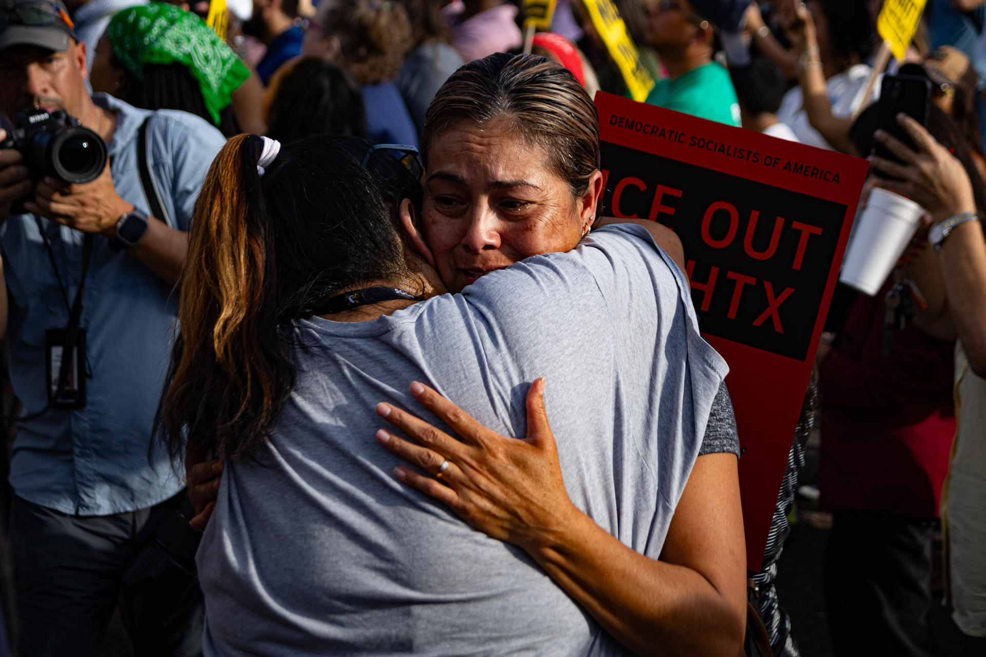 Tomasa Salgado, familiar de Lorenzo Salgado Araujo, inmigrante mexicano fallecido durante un operativo del ICE, llora durante una manifestación contra las políticas migratorias ayer miércoles, en Houston (EE.UU.). EFE/ Carlos Ramírez
