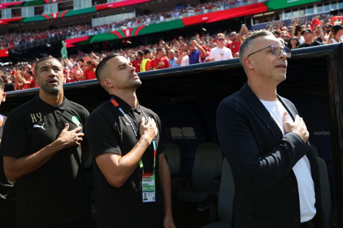 El seleccionador de Marruecos, Mohamed Ouahbi (d), afirmó este jueves en Boston que Francia fue 