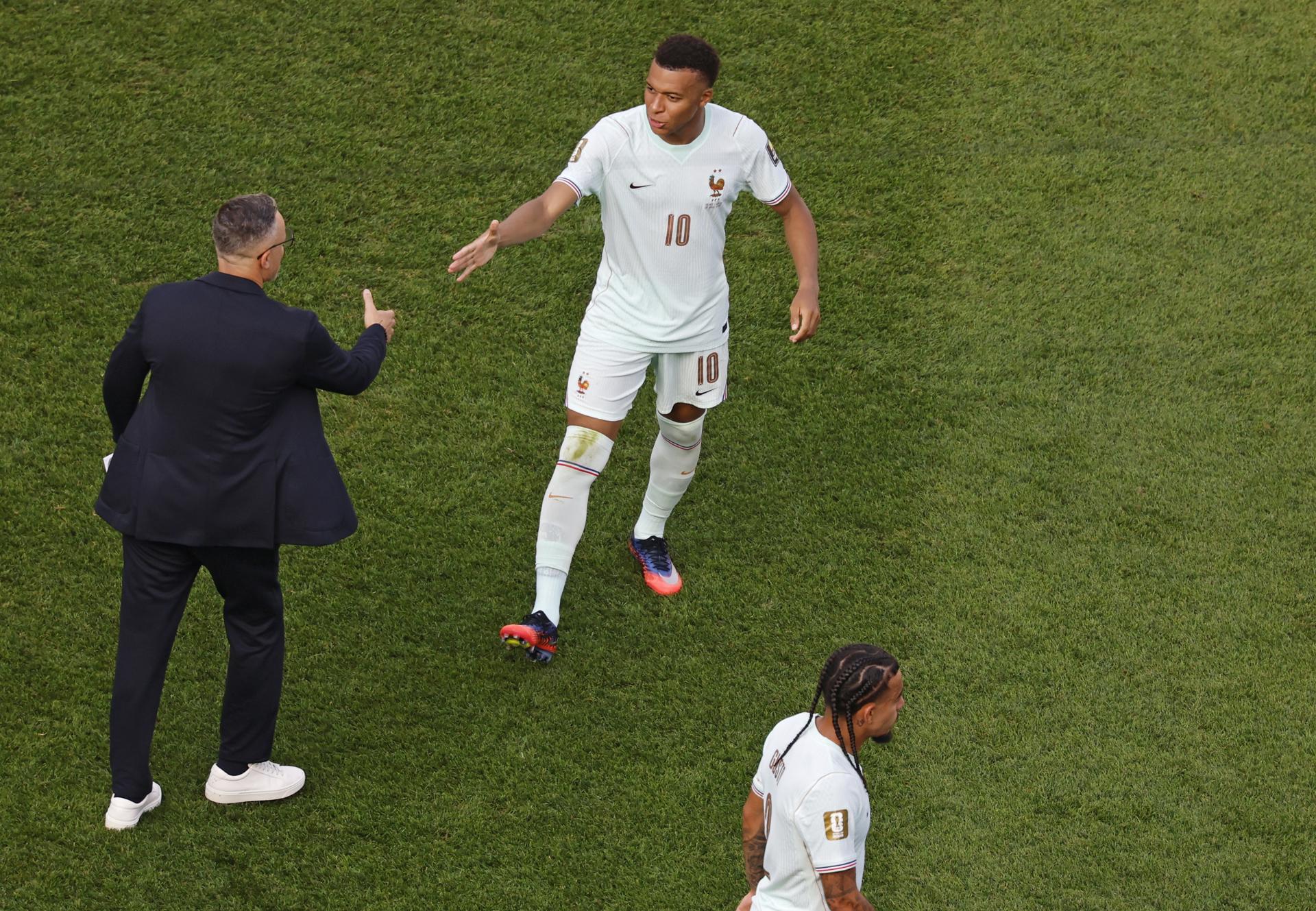 El seleccionador de Marruecos, Mohamed Ouahbi (de espalda), afirmó este jueves en Boston que Francia fue "la selección más potente" y mereció avanzar a los cuartos de final del Mundial, pero advirtió que quiere derrotarla en el Mundial de 2030. EFE/EPA/SARAH YENESEL
