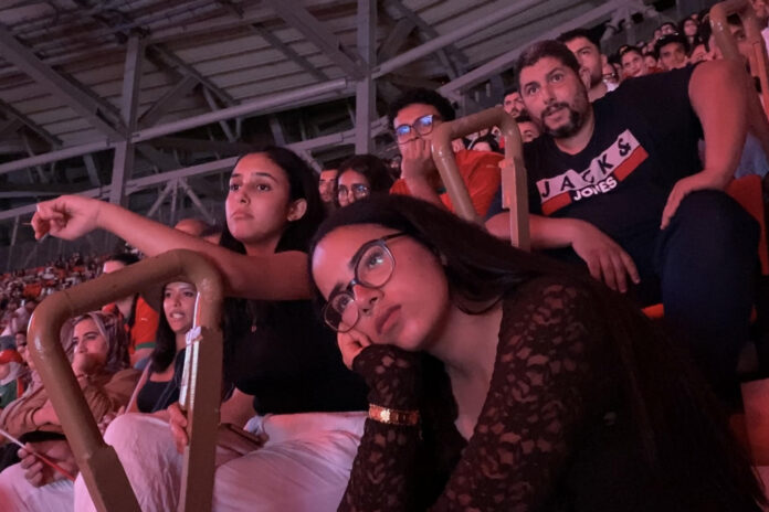 Aficionados de Marruecos, que ocuparon este jueves las gradas del estadio Moulay Abdellah en Rabat para asistir al partido de octavos de final contra Francia pasaron de la euforia a la decepción con la victoria de Les Bleus en Boston. EFE/ Marta Donat
