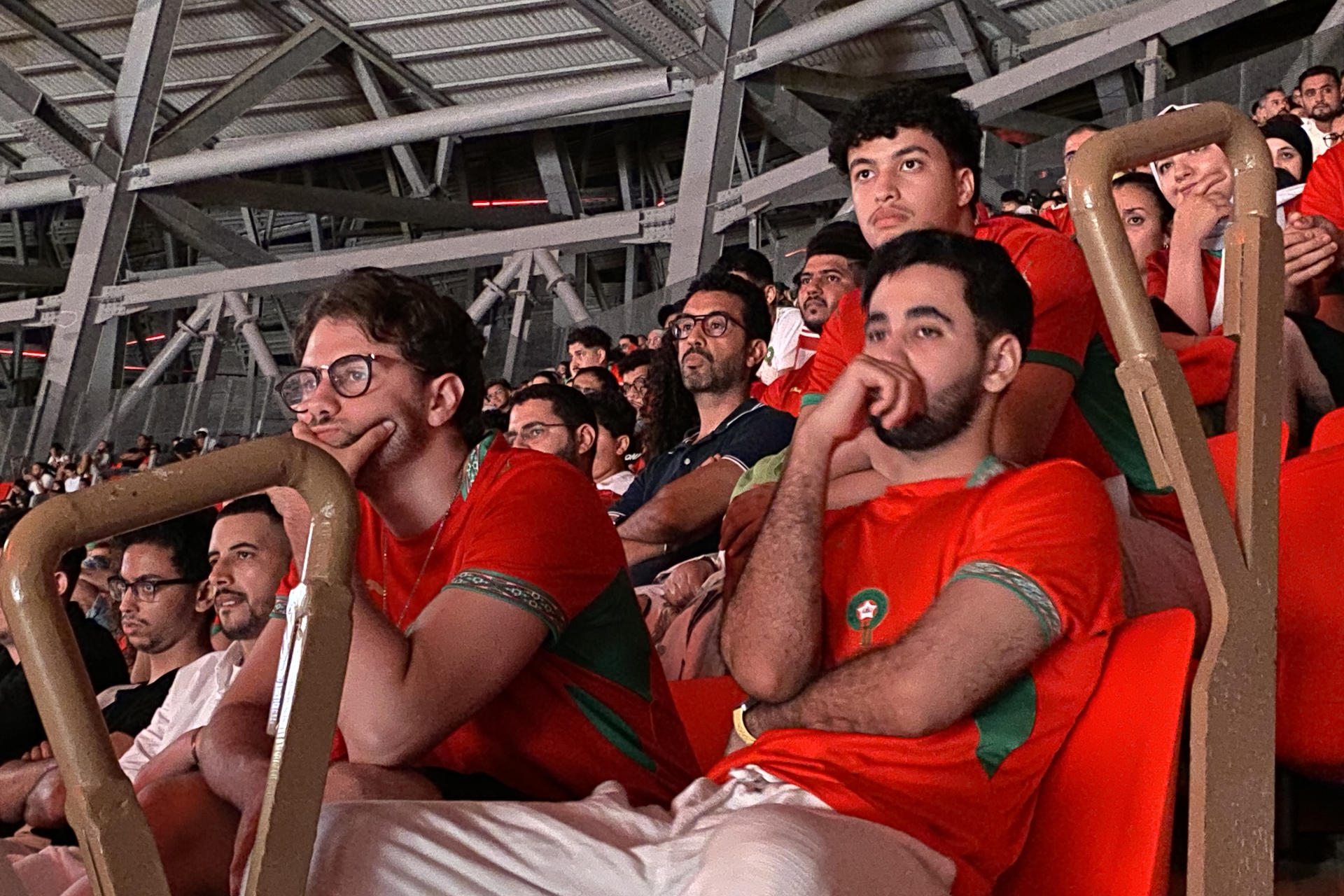 Aficionados de Marruecos, que ocuparon este jueves las gradas del estadio Moulay Abdellah en Rabat para asistir al partido de octavos de final contra Francia pasaron de la euforia a la decepción con la victoria de Les Bleus en Boston. EFE/ Marta Donat
