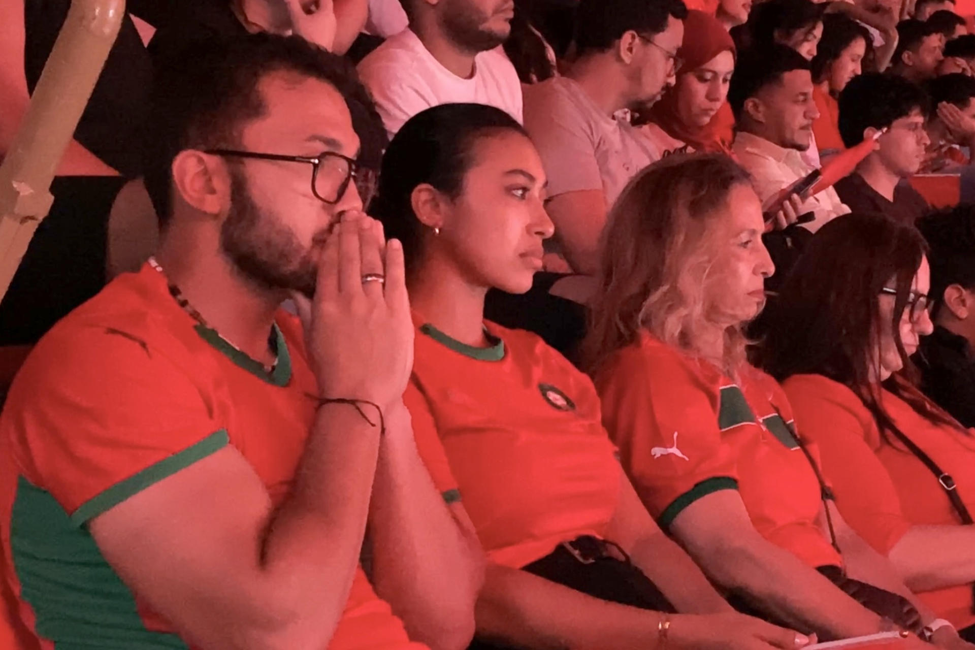 Aficionados de Marruecos, que ocuparon este jueves las gradas del estadio Moulay Abdellah en Rabat para asistir al partido de octavos de final contra Francia pasaron de la euforia a la decepción con la victoria de Les Bleus en Boston. EFE/ Marta Donat
