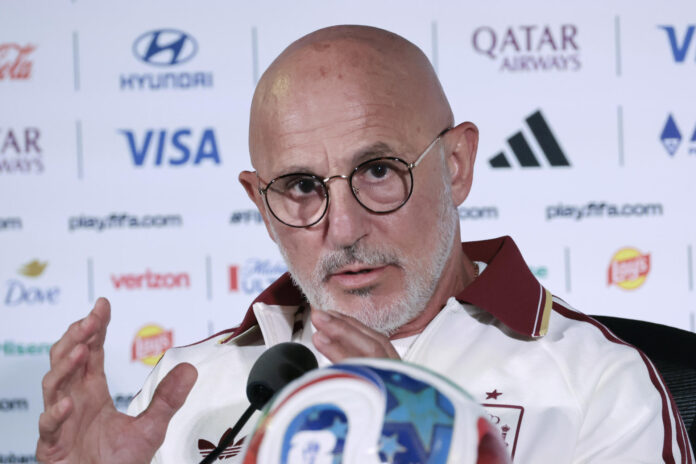 El seleccionador de España, Luis de la Fuente, habla en una rueda de prensa este jueves en Los Ángeles (Estados Unidos). EFE/ Lavandeira Jr
