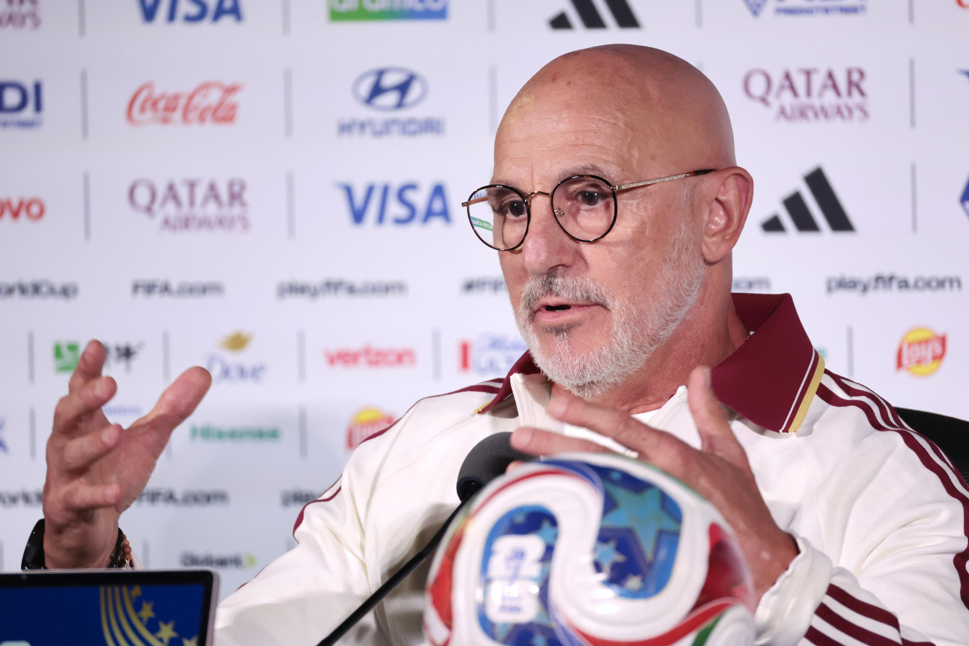 El seleccionador de España, Luis de la Fuente, habla en una rueda de prensa este jueves en Los Ángeles (Estados Unidos). EFE/ Lavandeira Jr
