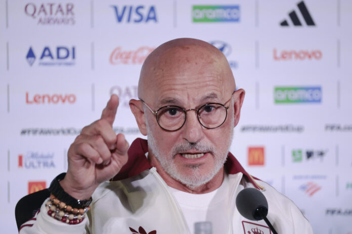 El seleccionador de España, Luis de la Fuente, habla en una rueda de prensa este jueves en Los Ángeles (Estados Unidos). EFE/ Lavandeira Jr
