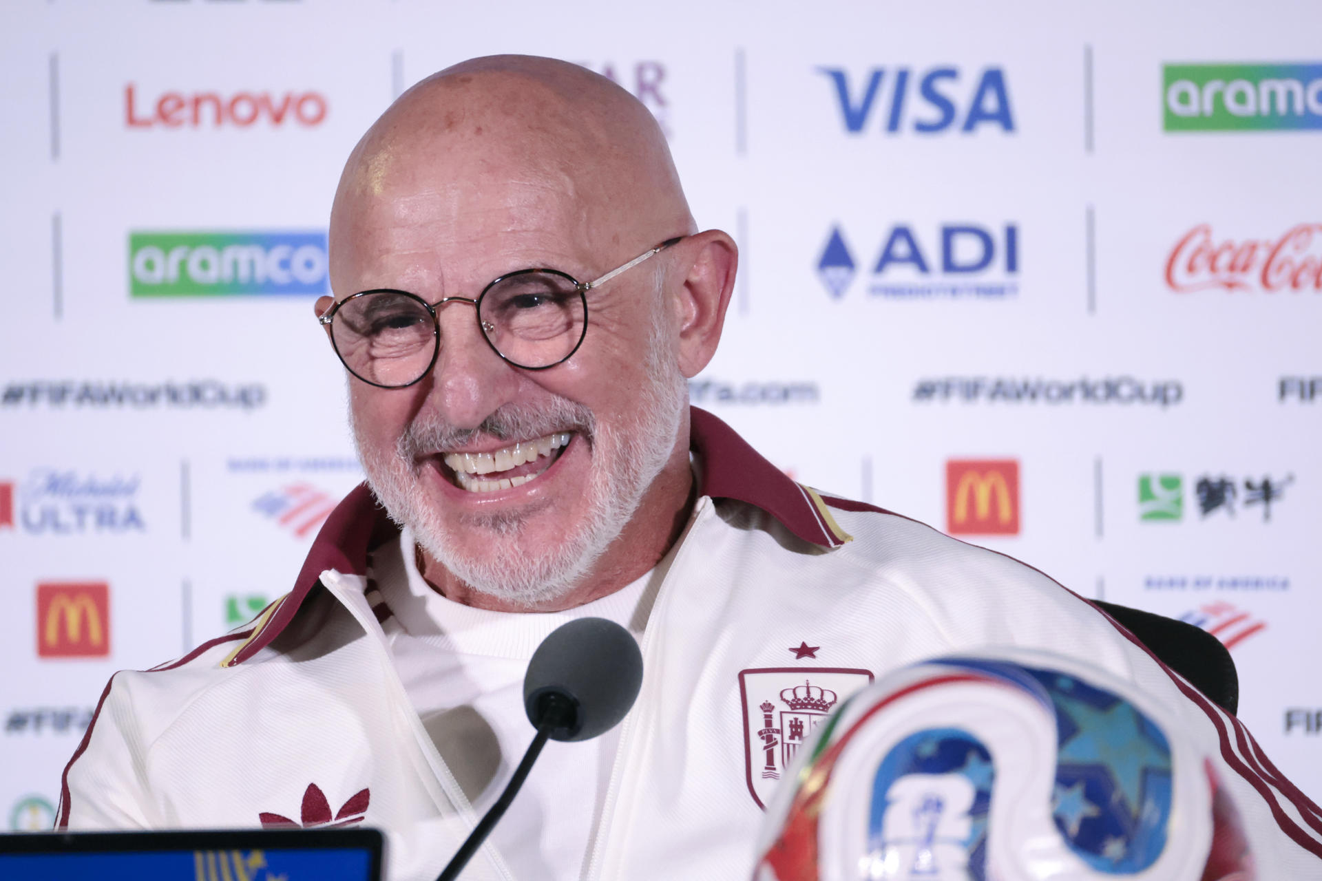 El seleccionador de España, Luis de la Fuente, habla en una rueda de prensa este jueves en Los Ángeles (Estados Unidos). EFE/ Lavandeira Jr