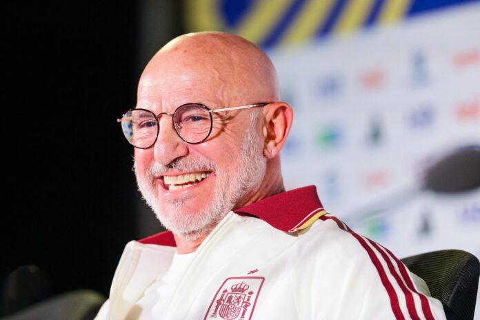 El seleccionador español, Luis de la Fuente, afirmó este jueves en Inglewood que su equipo llega “en una situación ideal” a los cuartos de final del Mundial ante Bélgica. EFE/EPA/CHRIS TORRES
