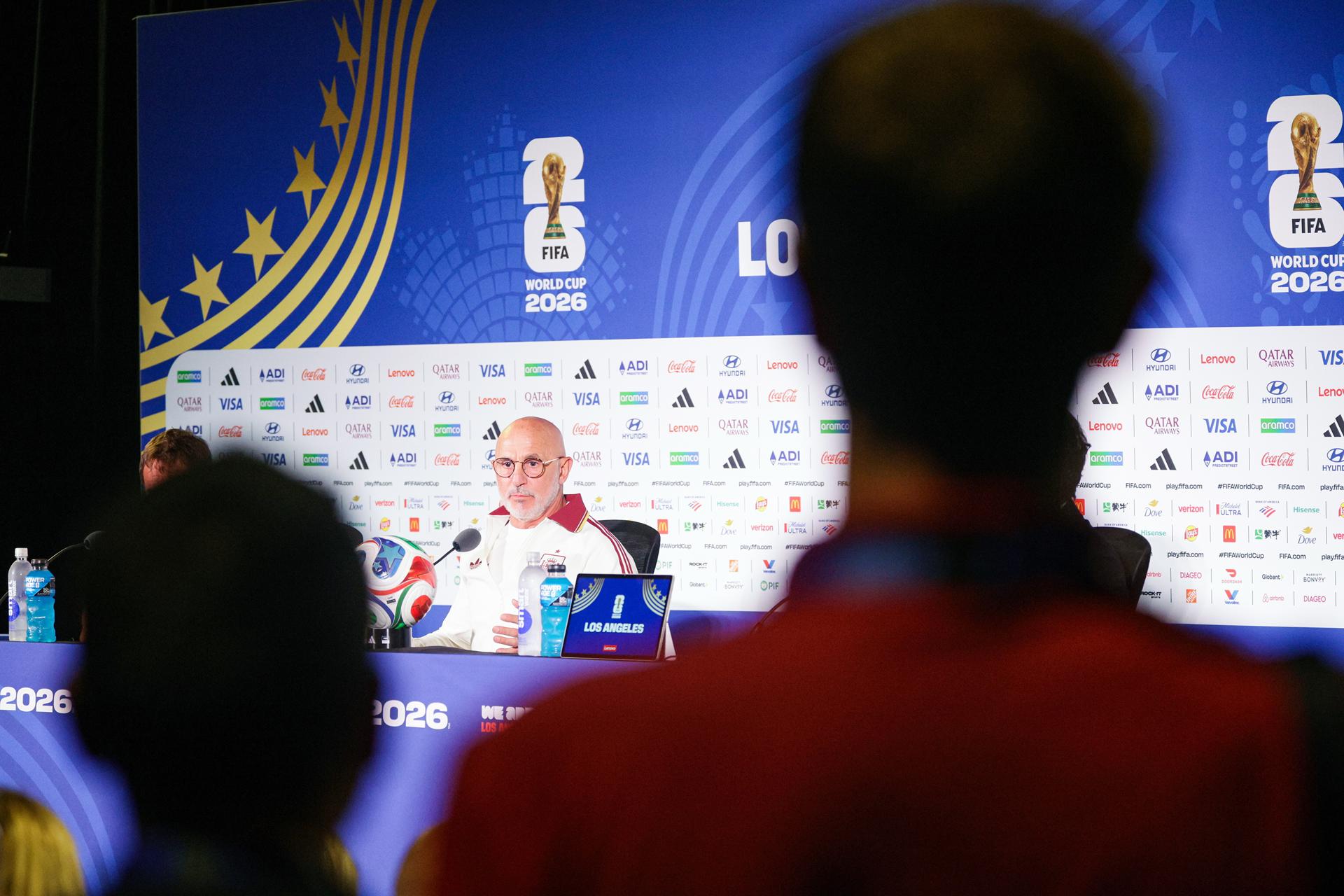 El seleccionador español, Luis de la Fuente, afirmó este jueves en Inglewood que su equipo llega “en una situación ideal” a los cuartos de final del Mundial ante Bélgica. EFE/EPA/CHRIS TORRES