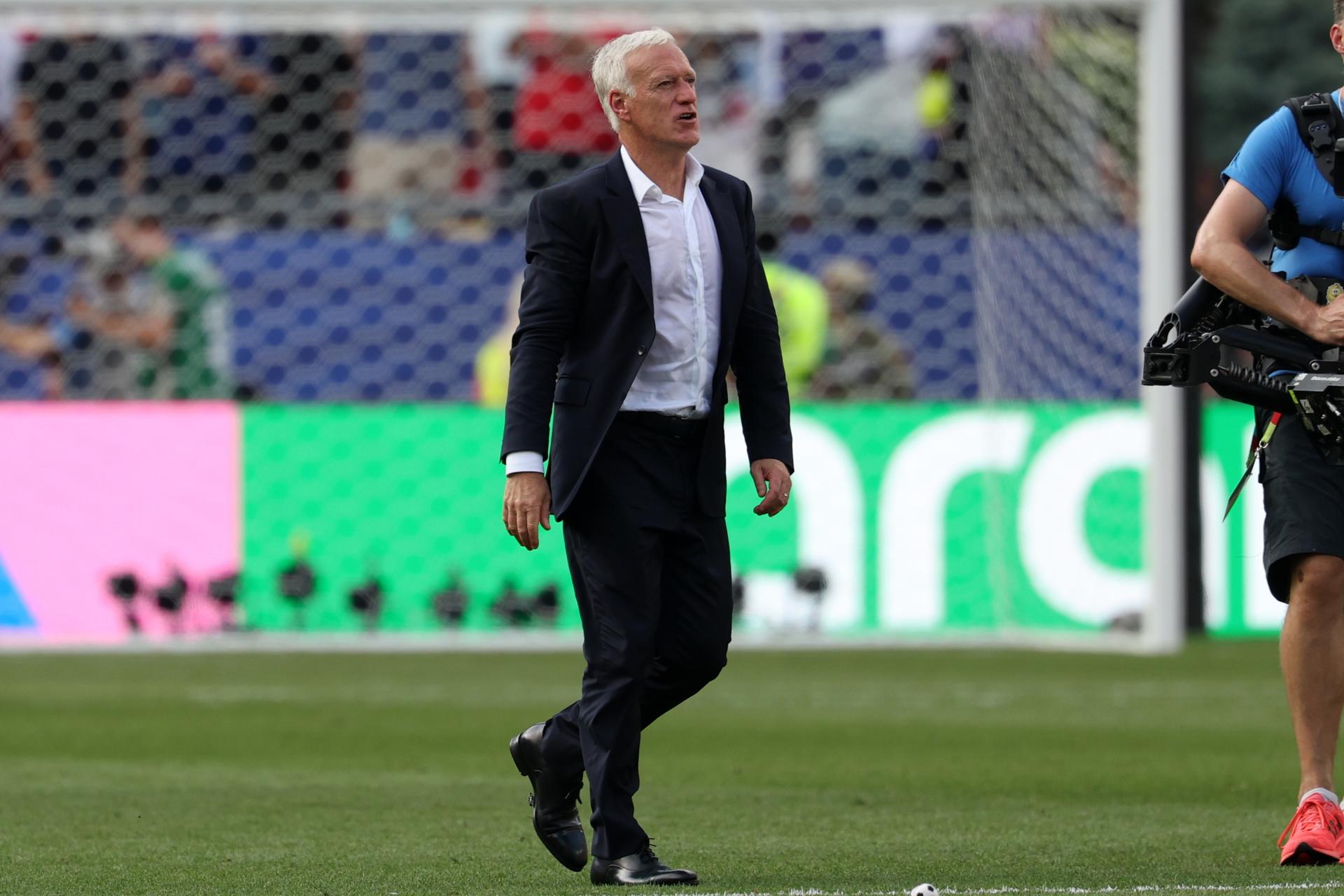 El seleccionador francés, Didier Deschamps, abandona el campo tras la victoria de 'Les Bleus' sobre Marruecos y la clasificación a semifinales del Mundial 2026. EFE/EPA/SARAH YENESEL