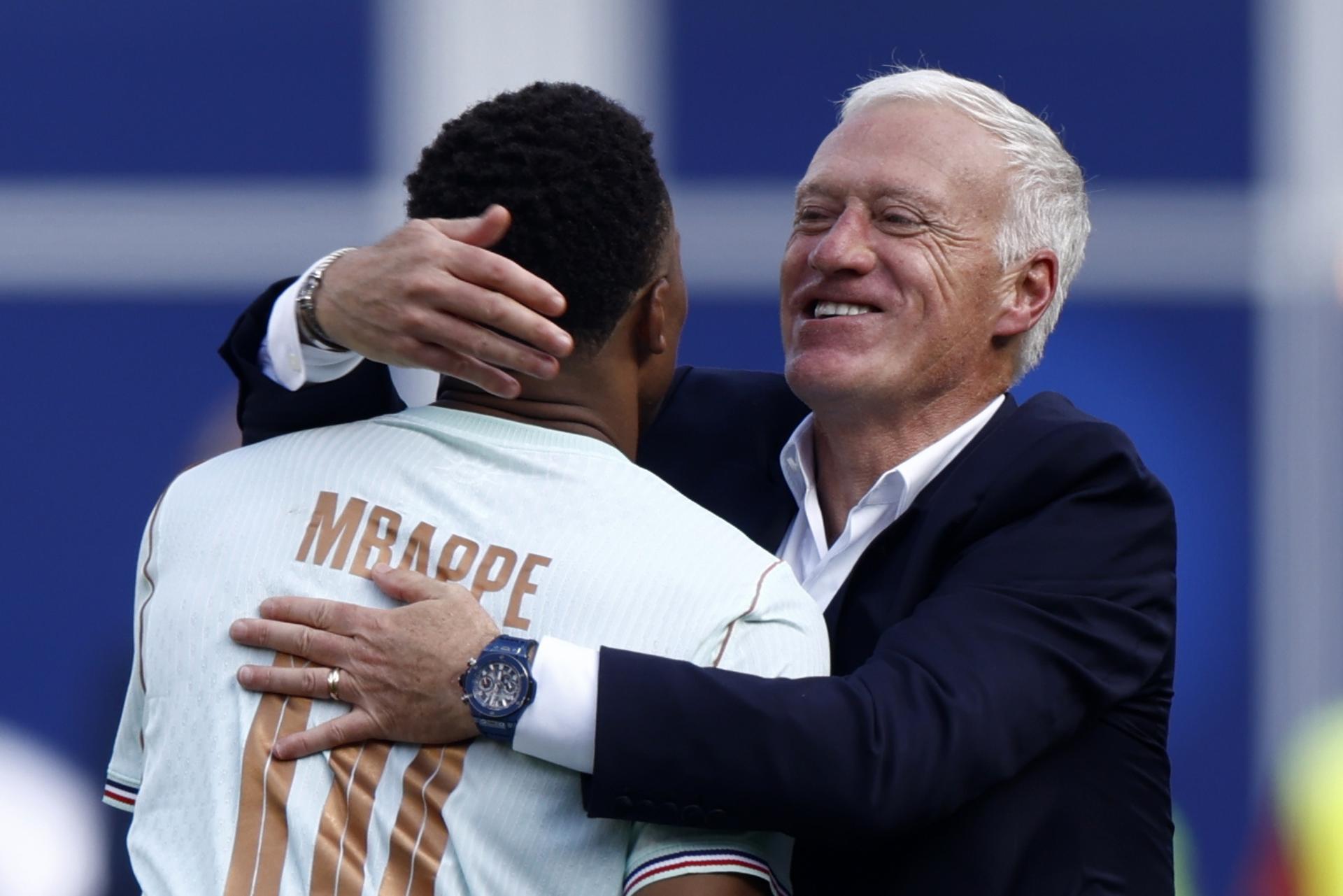 El seleccionador francés, Didier Deschamps (der.), abraza a Kylian Mbappé tras la victoria frente a Marruecos en los cuartos de final del Mundial 2026. EFE/EPA/WILL OLIVER