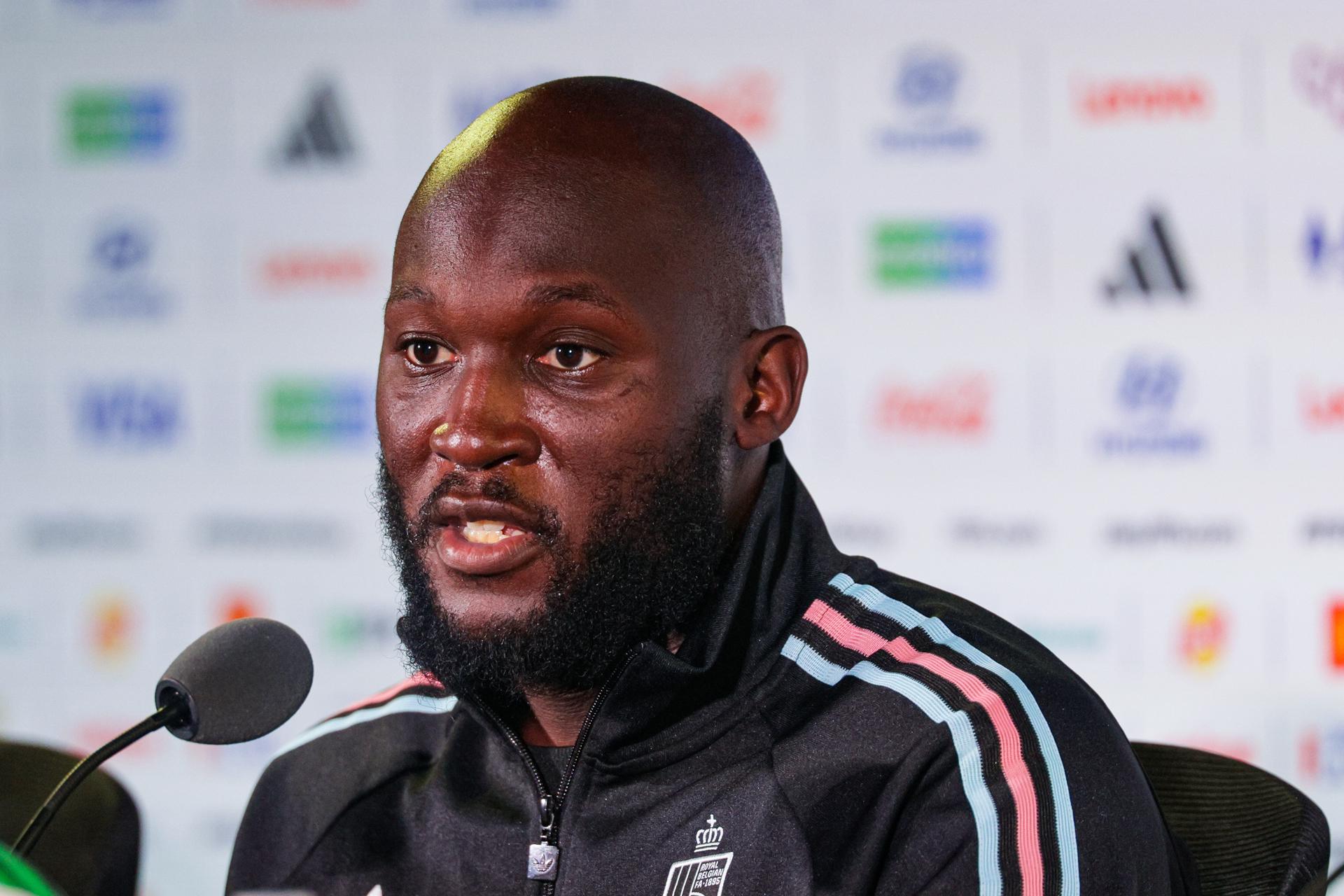 El delantero de Bélgica, Romelu Lukaku, habla del partido de este viernes frente a España por los cuartos de final del Mundial 2026. EFE/EPA/CHRIS TORRES