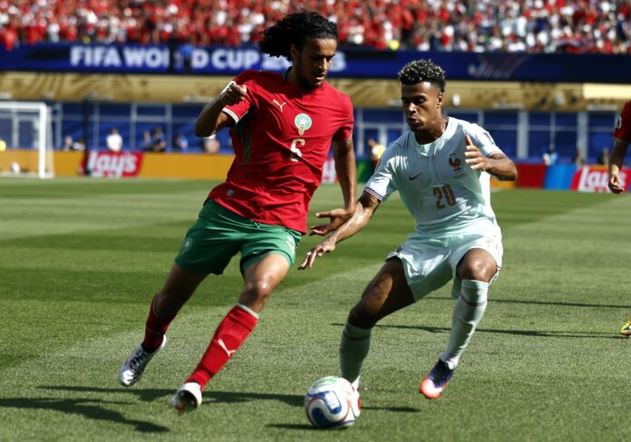 El centrocampista Ayyoub Bouaddi (i) afirmó este jueves en Boston que no se arrepiente de haber elegido jugar con Marruecos, pese a haber nacido en Francia, después de la eliminación del conjunto africano ante Les Bleus en los cuartos de final del Mundial. EFE/EPA/WILL OLIVER
