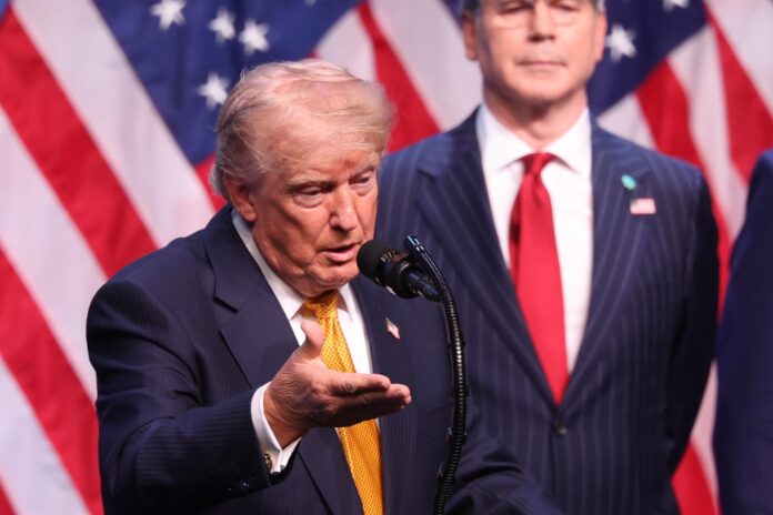 El presidente de Estados Unidos, Donald Trump (i), fue captado este 8 de julio, durante una rueda de prensa posterior a la Cumbre de la OTAN, en Ankara (Turquía). EFE/Georgi Licovski
