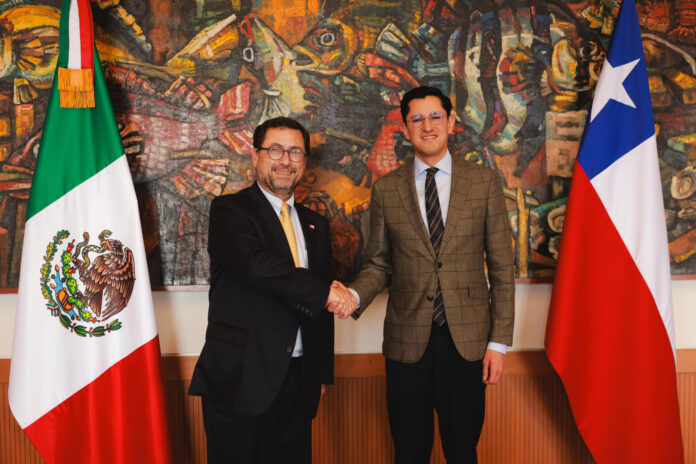 Fotografía cedida este 9 de julio por la Secretaría de Relaciones Exteriores de México en la que aparecen los cancilleres de México y Chile, Roberto Velasco (d) y Francisco Pérez Mackenna, respectivamente (i), durante un encuentro, en Ciudad de México (México). EFE/Secretaría de Relaciones Exteriores
