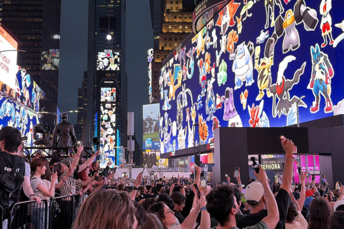 Jugadores del juego de realidad aumentada Pokémon GO se reúnen para derrotar al legendario Mewtwo en el marco de un evento para celebrar el décimo aniversario del lanzamiento del videojuego en Times Square en Nueva York (EE.UU.). EFE/ Jan Téllez Asensio
