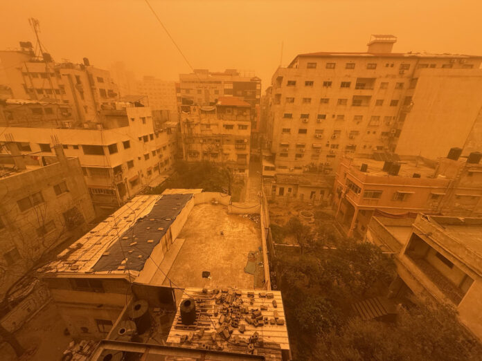 Una fuerte tormenta de arena azota la Franja de Gaza en una imagen de archivo. EFE/Ahmed Awad
