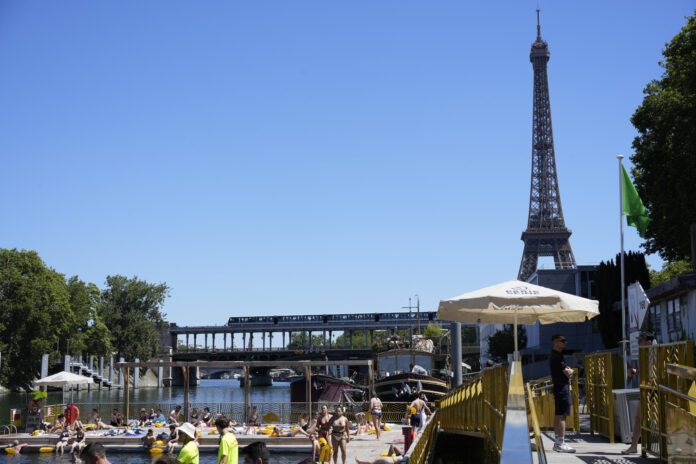 Imagen de una de las zonas de baño autorizado en el Sena a su paso por París abiertas al público. EFE/Edgar Sapiña Manchado
