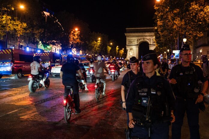Aficionados franceses celebran en París en la madrugada del viernes el triunfo de su selección sobre la de Marruecos en los cuartos de final del Mundial de Estados Unidos, México y Canadá. EFE/Fadi Yousef
