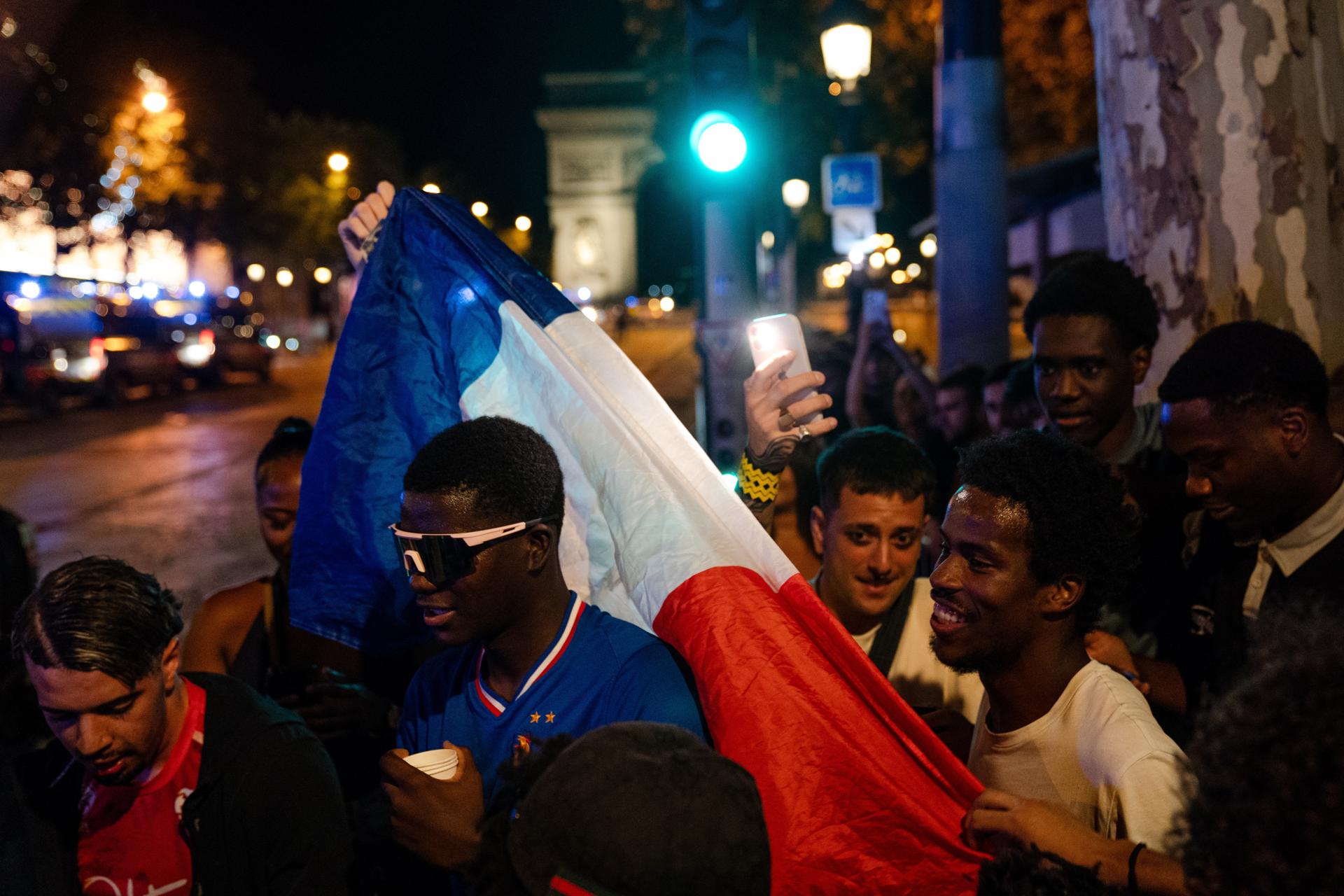 Aficionados franceses celebran en París en la madrugada del viernes el triunfo de su selección sobre la de Marruecos en los cuartos de final del Mundial de Estados Unidos, México y Canadá. EFE/Fadi Yousef
