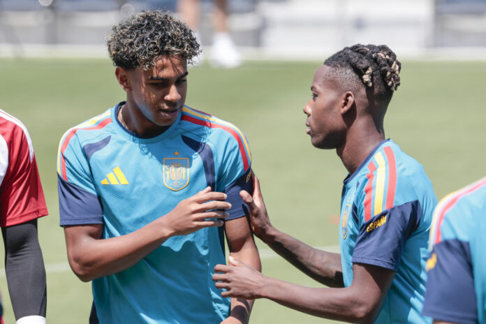 Los jugadores Nico Williams (d) y Lamine Yamal durante un entrenamiento de la selección española de fútbol, este jueves en Los Ángeles, en la víspera del partido de cuartos de final del Mundial 2026 que le enfrenta a Bélgica. EFE/ Lavandeira Jr
