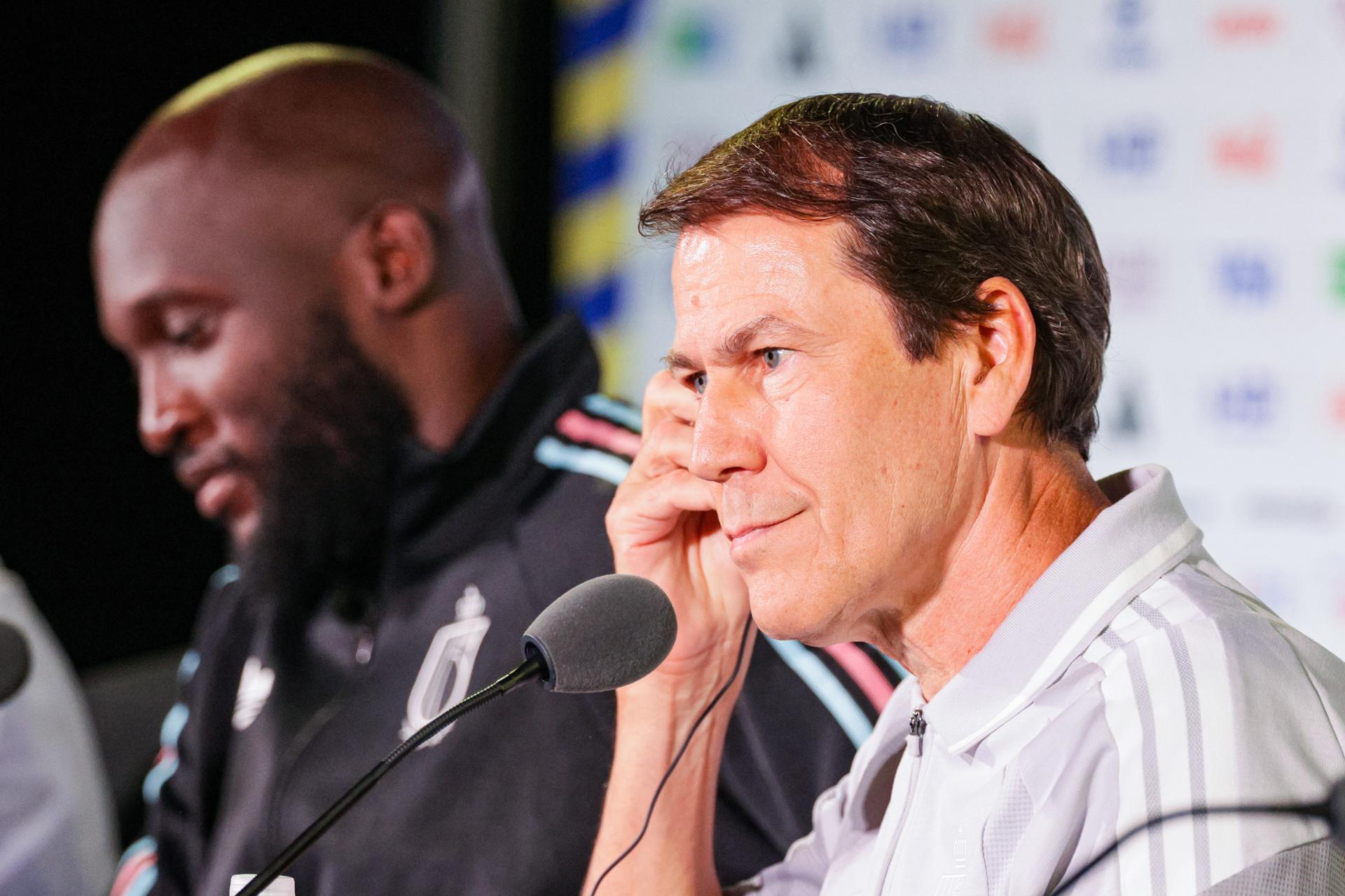 El delantero belga Romelu Lukaku (i) y el seleccionador de Bélgica, el francés Rudi Garcia (d), durante la comparecencia de prensa de este jueves, previa al partido de cuartos de final del Mundial de Estados Unidos, México y Canadá. EFE/CHRIS TORRES
