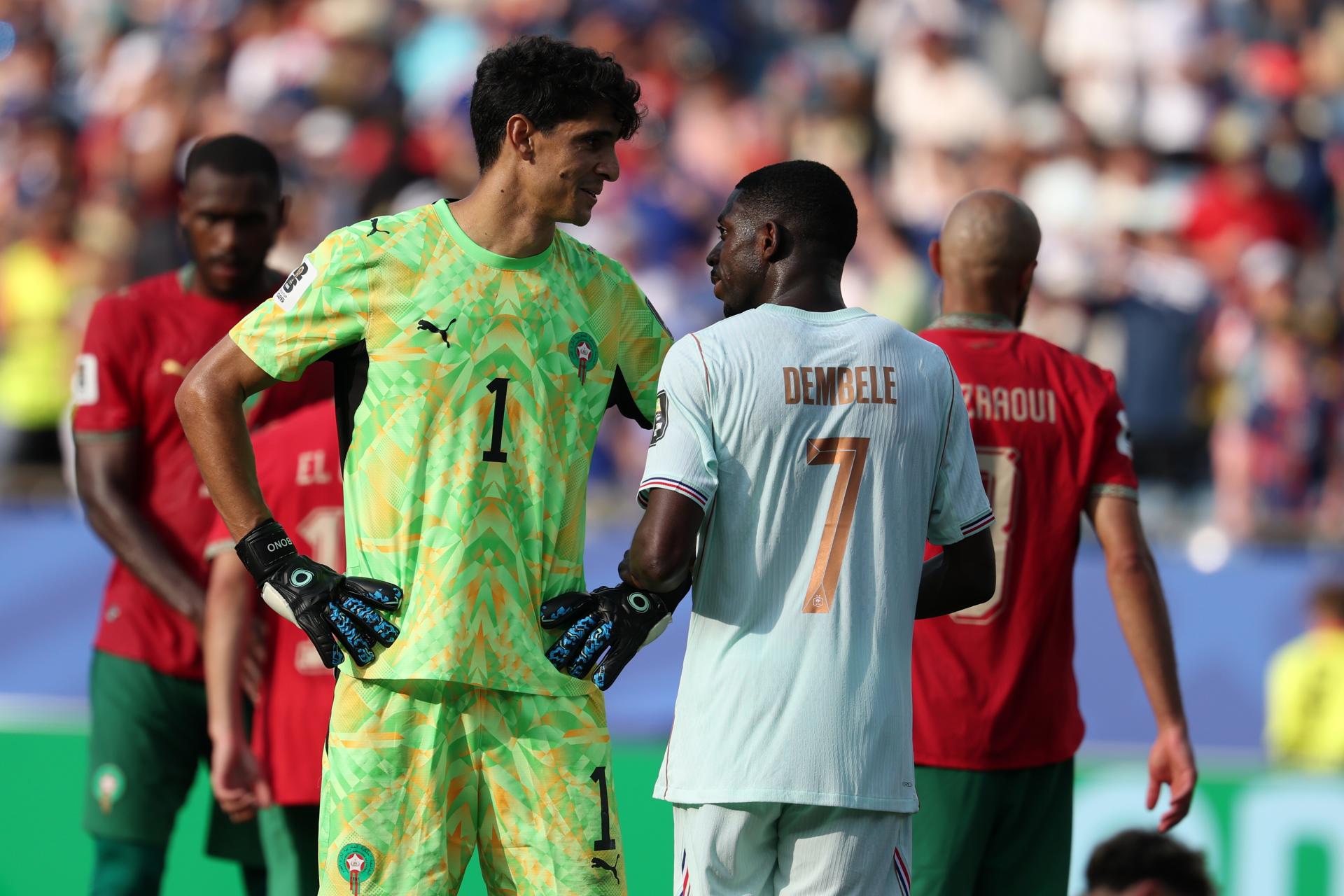 Los franceses Ousmane Dembélé (delante) y Kylian Mbappé celebran el segundo gol de su selección contra Marruecos, este jueves, en los cuartos de final del Mundial de Estados Unidos, México y Canadá. EFE/GREG M. COOPER
