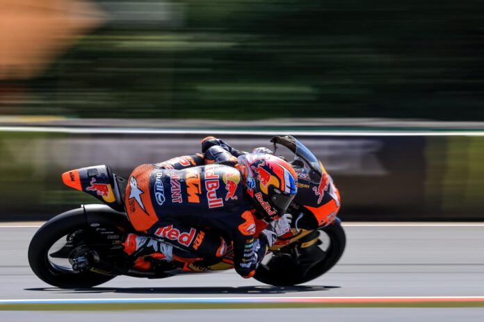 Fotografía del pasado 20 de junio, en la que puede verse al piloto español Álvaro Carpe (KTM), durante una carrera. EFE/MARTIN DIVISEK
