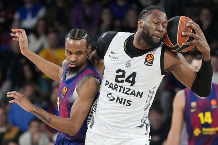 Fotografía del pasado 9 de enero, en la que puede verse al pívot angoleño Bruno Fernando (d), entonces en las filas del Partizan de Belgrado. EFE/Enric Fontcuberta.

