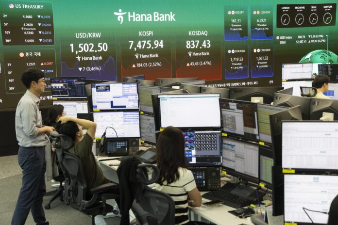 Seúl, 10/07/2026.- Operadores surcoreanos trabajan frente a monitores en el Banco Hana en Seúl, Corea del Sur, el 10 de julio de 2026. EFE/EPA/JEON HEON-KYUN

