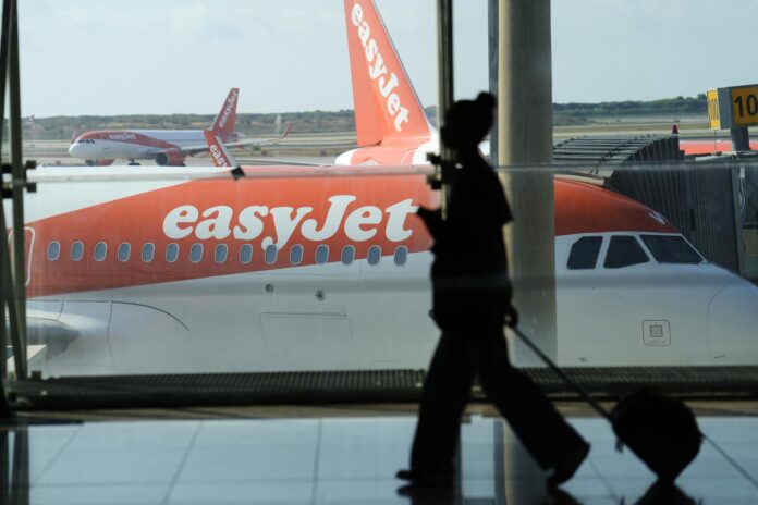 Fotografía de archivo de un avión de EasyJet en el aeropuerto de El Prat en Barcelona. EFE/Alejandro Garcia
