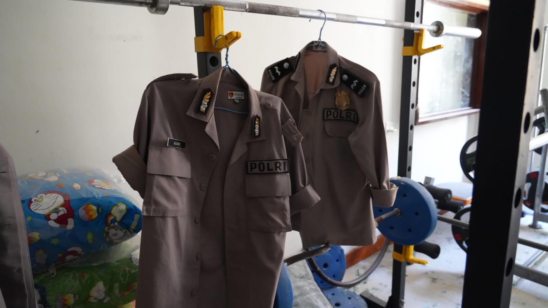 O'SMACH (CAMBOYA), 10/07/2026.- Fotografía cedida en enero de 2026 que muestra falsificaciones de uniformes de la Policía de Indonesia halladas en centros de estafas en O'Smach, en el noroeste de Camboya. Las mafias detrás de las estafas digitales que proliferan desde hace años en el Sudeste Asiático han incorporado un nuevo modelo de fraude que consiste en suplantar a la Policía y a las autoridades de otros países, entre ellos España, para conseguir que las víctimas transfieran fondos a cuentas bancarias bajo su dominio. EFE/ Departamento de Relaciones Públicas del Gobierno de Tailandia// SOLO USO EDITORIAL/SOLO DISPONIBLE PARA ILUSTRAR LA NOTICIA QUE ACOMPAÑA (CRÉDITO OBLIGATORIO)

