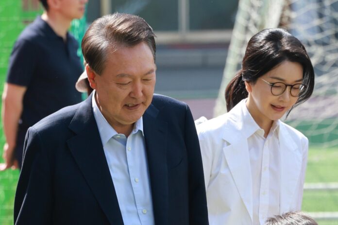 Imagen de archivo del expresidente surcoreano Yoon Suk Yeol y su esposa, Kim Keon Hee, en un colegio electoral en el distrito de Seocho, Seúl, Corea del Sur, el 3 de junio de 2025.
EFE/EPA/YONHAP SOUTH KOREA OUT
