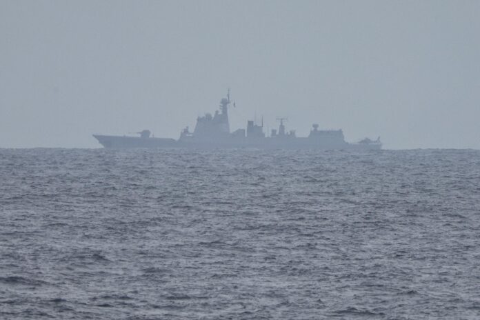 Imagen de archivo de un buque de la Armada china, identificado por la Armada filipina como el destructor Hohhot 161, navega en aguas en disputa del Mar de China Meridional frente a la costa de Masinloc, provincia de Zambales, Filipinas, el 4 de junio de 2025. 
EFE/EPA/ROLEX DELA PENA
