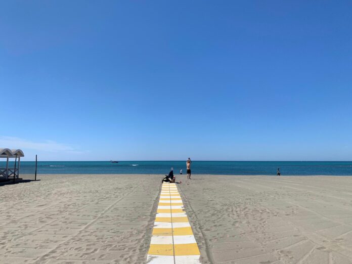Imagen de archivo de la playa de Ostia, apenas a media hora de Roma y un lugar predilecto de vacaciones para italianos y extranjeros. EFE/ Álvaro Caballero
